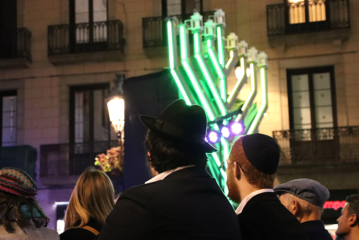La comunitat jueva de Barcelona celebra Hanukkà amb una encesa de llums a la plaça Sant Jaume