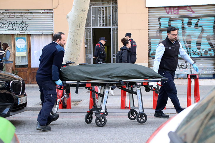 La investigació de les tres morts de la mateixa família sosté el parricidi com a hipòtesi principal