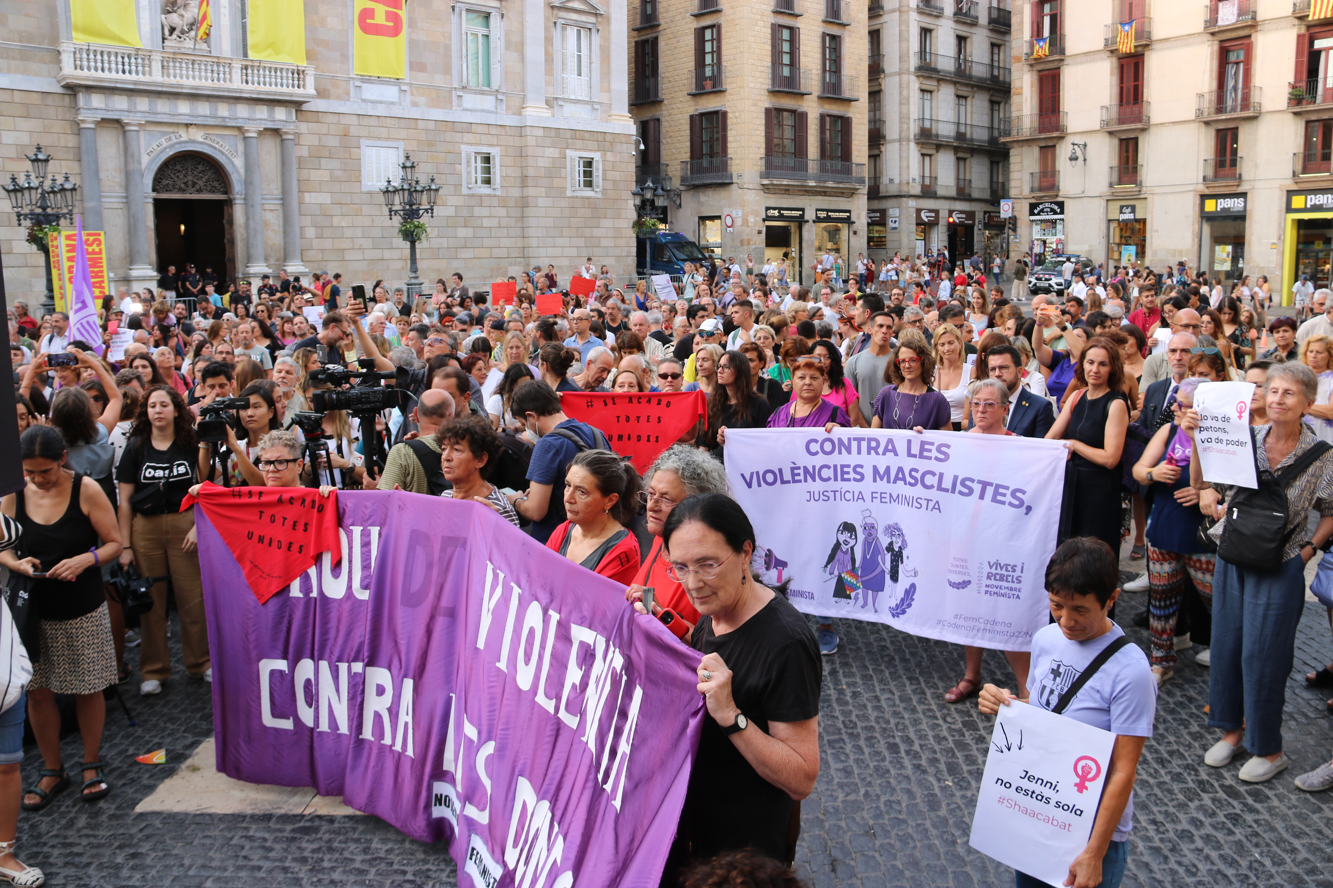 Mig miler de persones es concentren a la plaça Sant Jaume de Barcelona per donar suport a Jenni Hermoso