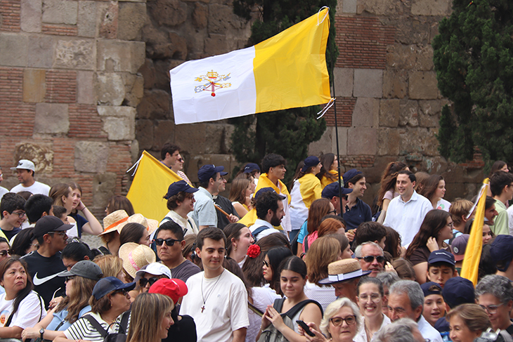 Fidels i curiosos s'apleguen per donar la benvinguda a Lleó XIV a Barcelona: "És un Papa proper i humil amb la gent"