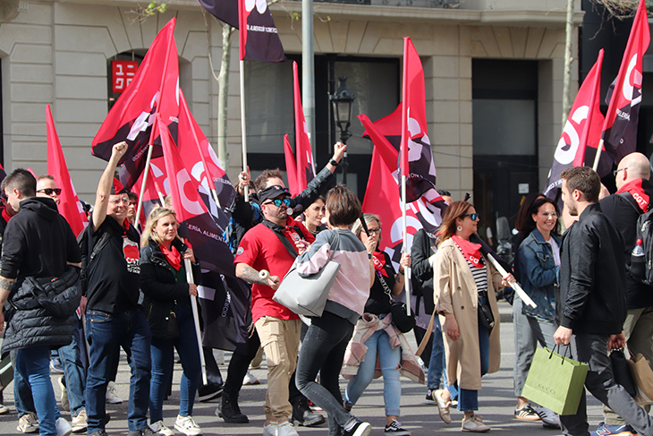 Més d'un centenar de persones es manifesten al Passeig de Gràcia contra la "digitalització despiadada" del comerç