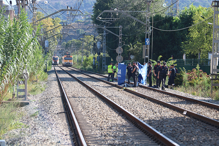 Mor atropellada una menor en un pas a nivell a Montcada i obliga a tallar la circulació de l'R2 fins a Sant Andreu