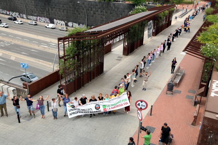 Cadena humana de 1.500 persones per reclamar la connexió en metro de les Trinitats a Barcelona