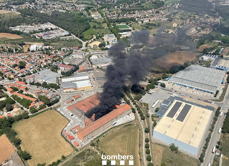 Estabilitzat l'incendi sense ferits d'una nau industrial amb autocaravanes a Lliçà de Vall