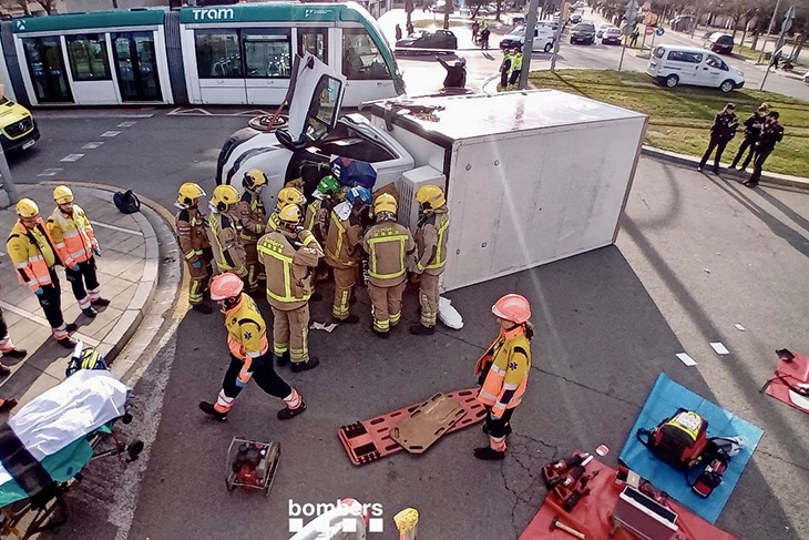 Ferit el conductor d'un camió després de xocar contra un tramvia a Sant Adrià de Besòs