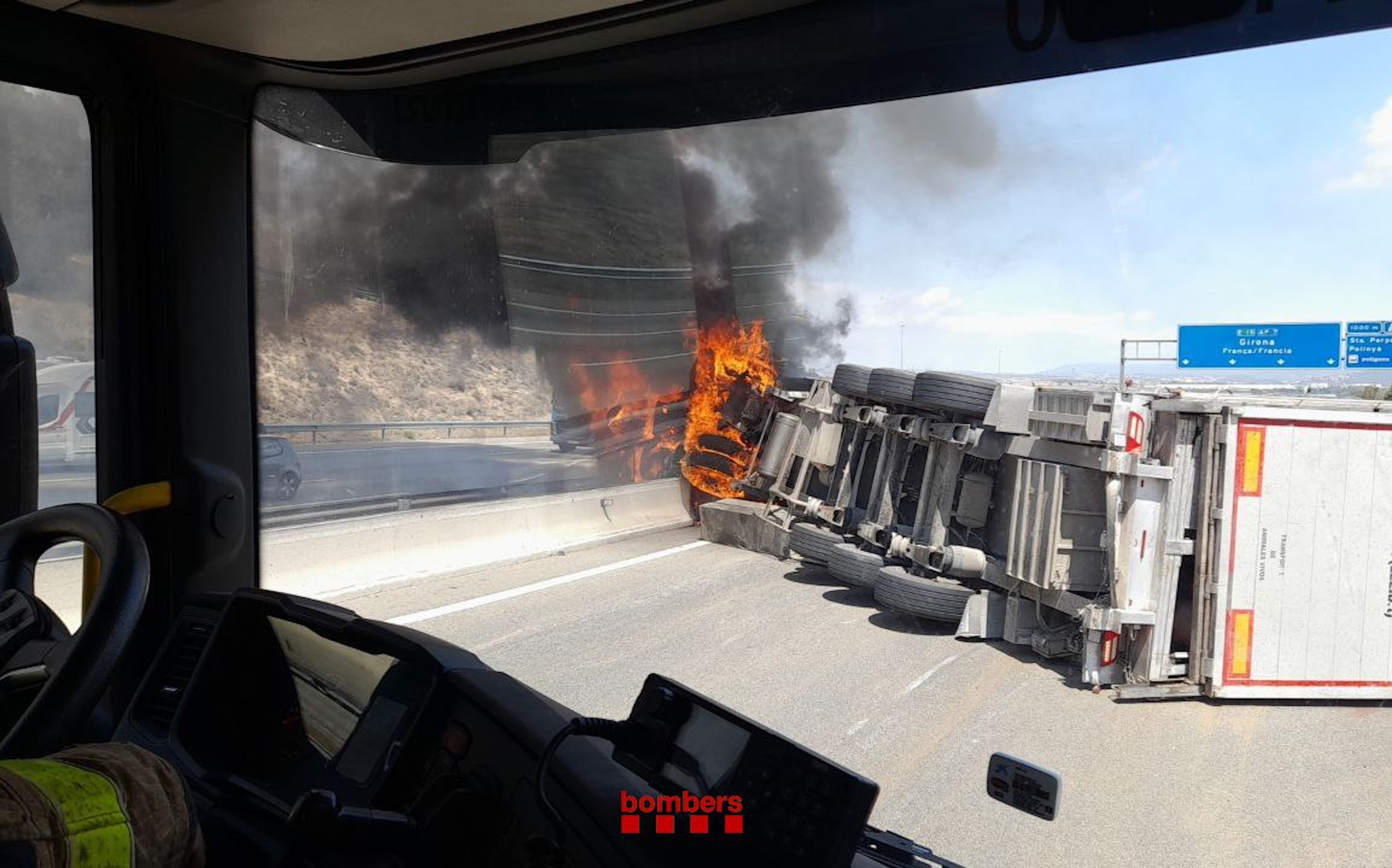 Cues de fins catorze quilòmetres per l'accident d'un camió carregat de porcs a l'AP-7 a Barberà del Vallès