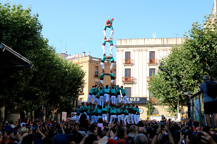 Castellers de Vilafranca i Minyons de Terrassa signen unes Santes de gamma extra carregant la torre de 9