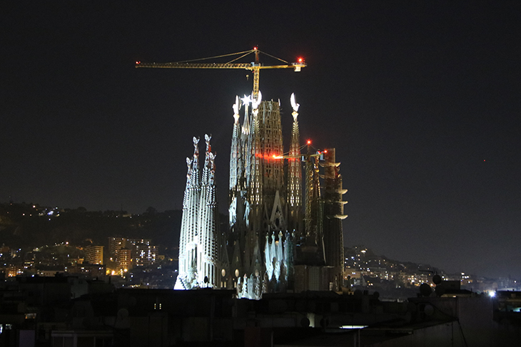 La Sagrada Família il·lumina per primer cop les quatre torres dels Evangelistes