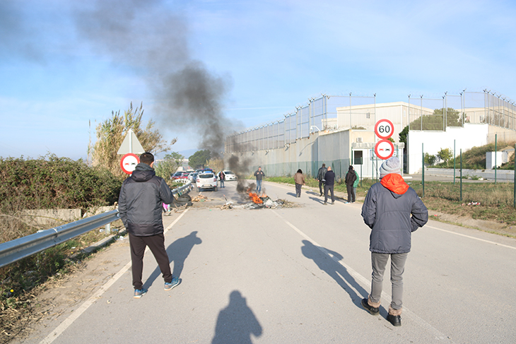 Funcionaris de presons tornen a tallar l'accés a Quatre Camins i a la presó de Dones