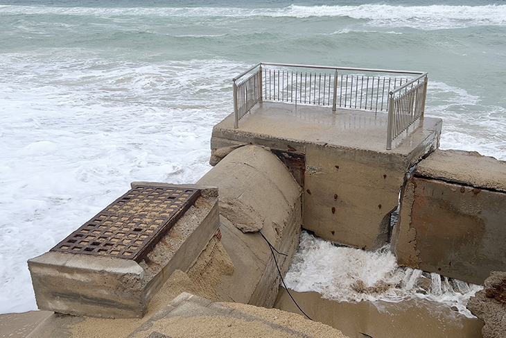 El temporal fa descalçar edificacions a la platja de Badalona i obliga a tancar un tram del passeig marítim