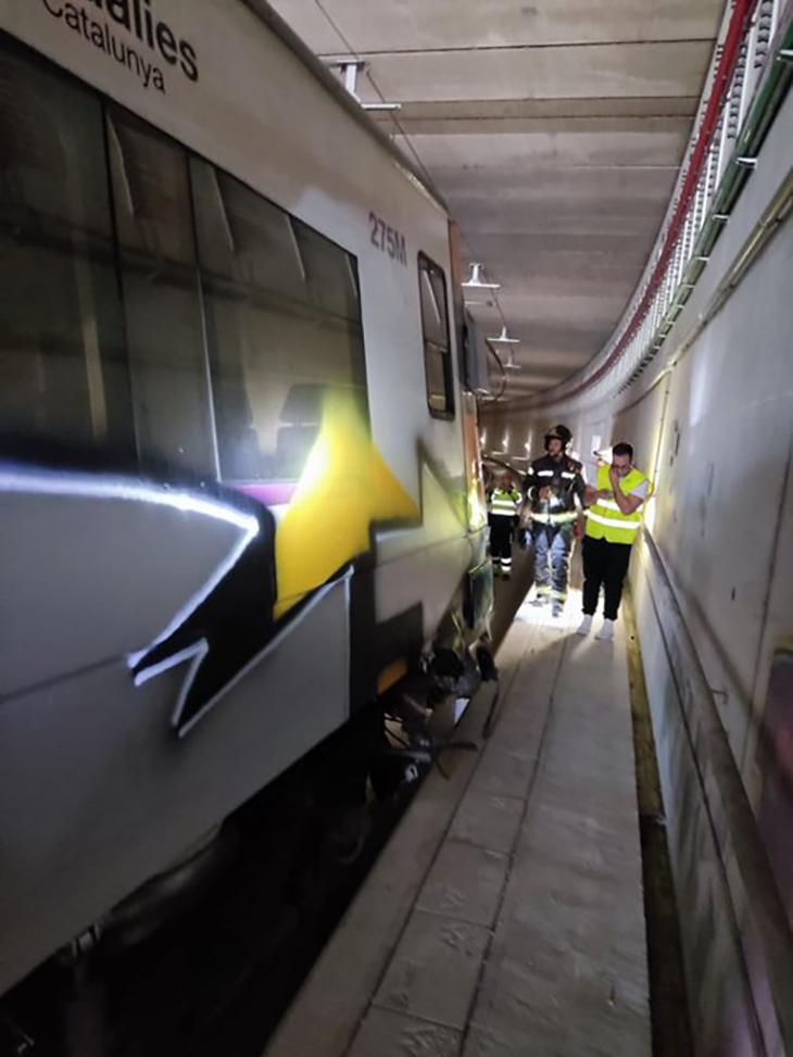 El tren de Rodalies de la Sagrera ha descarrilat en una zona on hi havia uns grans blocs de formigó a la via