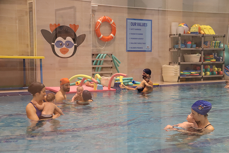 Els gimnasos de Barcelona reben amb resignació l'obligació de tancar el 25% de les dutxes: "No és la mesura adequada"