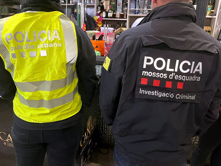 Mossos i Guàrdia Urbana inspeccionen dos bars conflictius i desmantellen dos punts de venda de droga a Barcelona