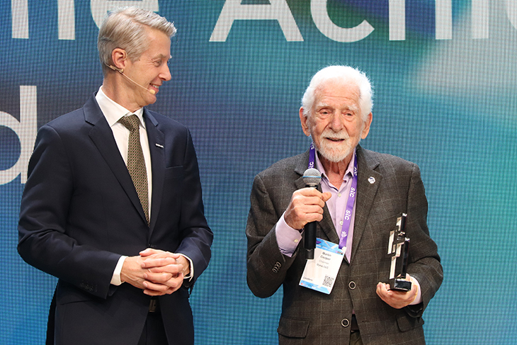 El MWC premia Martin Cooper, inventor del primer telèfon mòbil el 1973: "Sempre he viscut al futur"