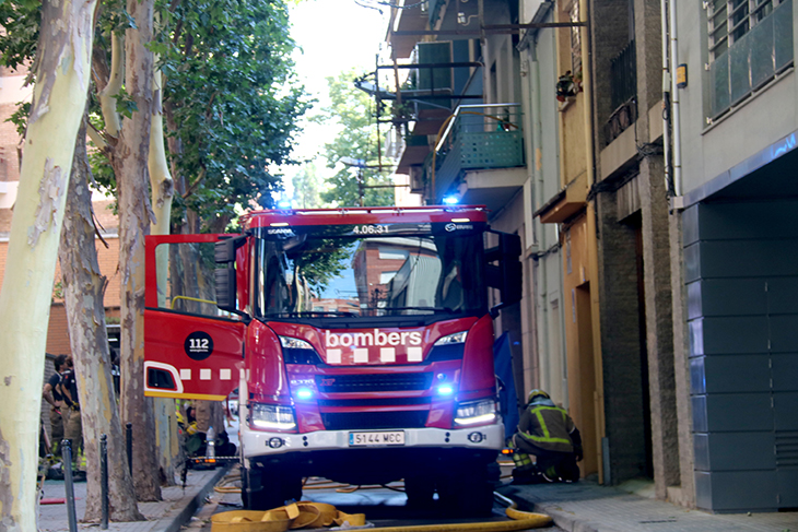 Una persona morta i dues ferides en l'incendi d'un bloc de pisos a Granollers