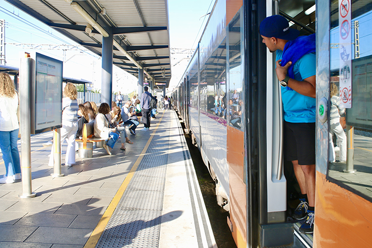 Usuaris a l'andana de Gavà afectats per l'avaria: resignació, retrets i desconfiança en Rodalies