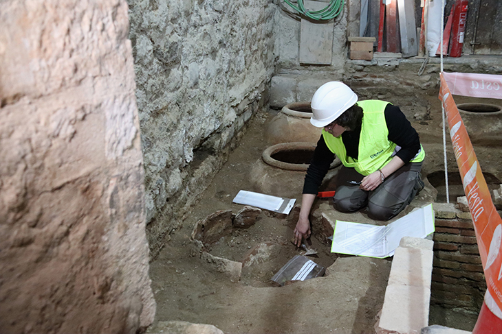 Descobreixen una fàbrica de xocolata del Segle XIX en unes obres a la Plaça de la Llana de Barcelona
