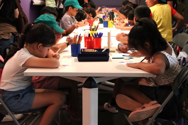 Un projecte comunitari al Raval aprofita l'estiu per apropar el lleure educatiu i la cultura a infants i joves del barri