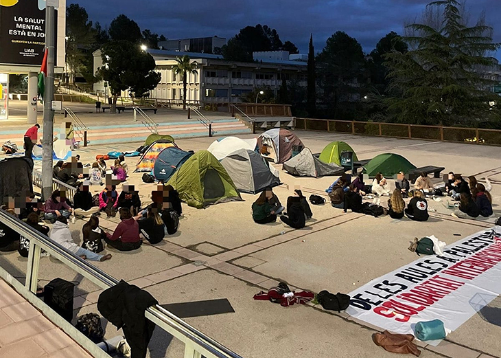 Estudiants de la UAB bloquegen accessos als FGC amb motiu de la vaga en defensa de Palestina