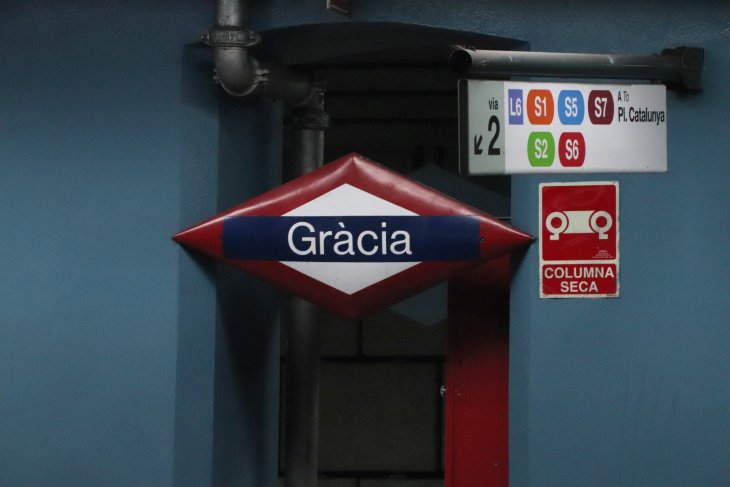 Arriba al carrer Consell de Cent una màquina de grans dimensions en una nova fase de les obres de l'ampliació de l'L8