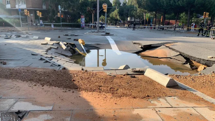 Una fuita d'aigua de grans dimensions obliga a tallar parcialment la Diagonal