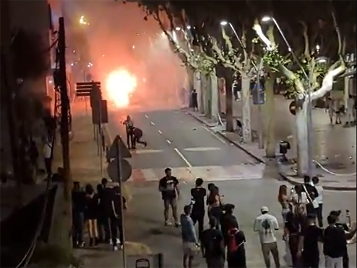 Un grup de joves llança objectes contra la policia i provoca aldarulls i danys en diverses botigues a Molins de Rei