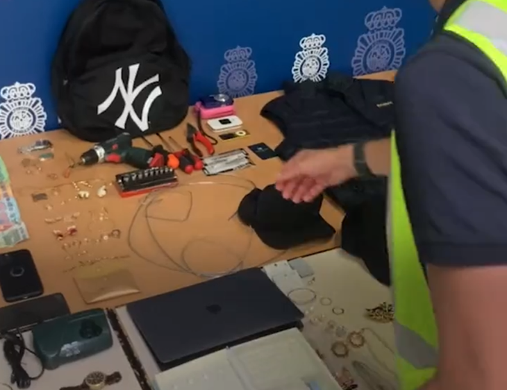 Detenen dos homes relacionats amb 14 robatoris amb força a la ciutat de Barcelona i dos a Alacant