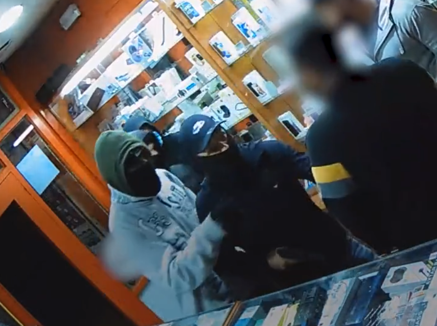 Detinguts cinc membres d'un grup criminal dedicat a robar violentament establiments de telefonia i d'enviament de diners