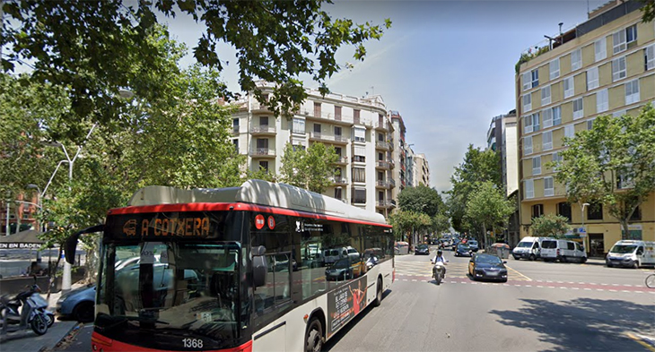 Mor el conductor d'un patinet elèctric en un accident amb un autocar amb passatgers a l'Eixample de Barcelona