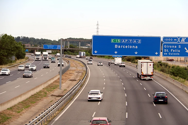 Trànsit estudia implantar a l'AP-7 el pla pilot de la C-32 sud per enviar als conductors avisos sobre incidències