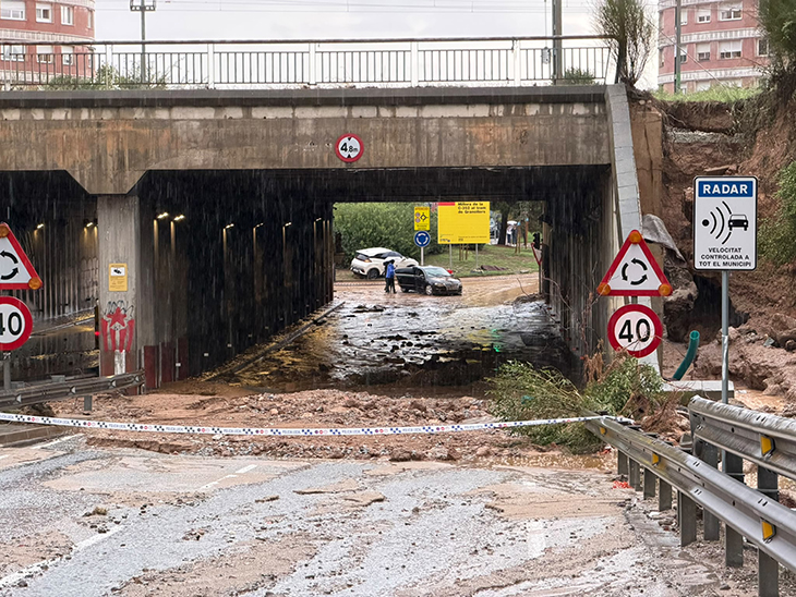 Els Bombers atenen 199 avisos entre les vuit i les dotze del matí, 33 dels quals per salvaments