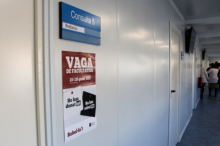 Metges de Catalunya xifra en un 75% el seguiment de la vaga de facultatius durant les primeres hores