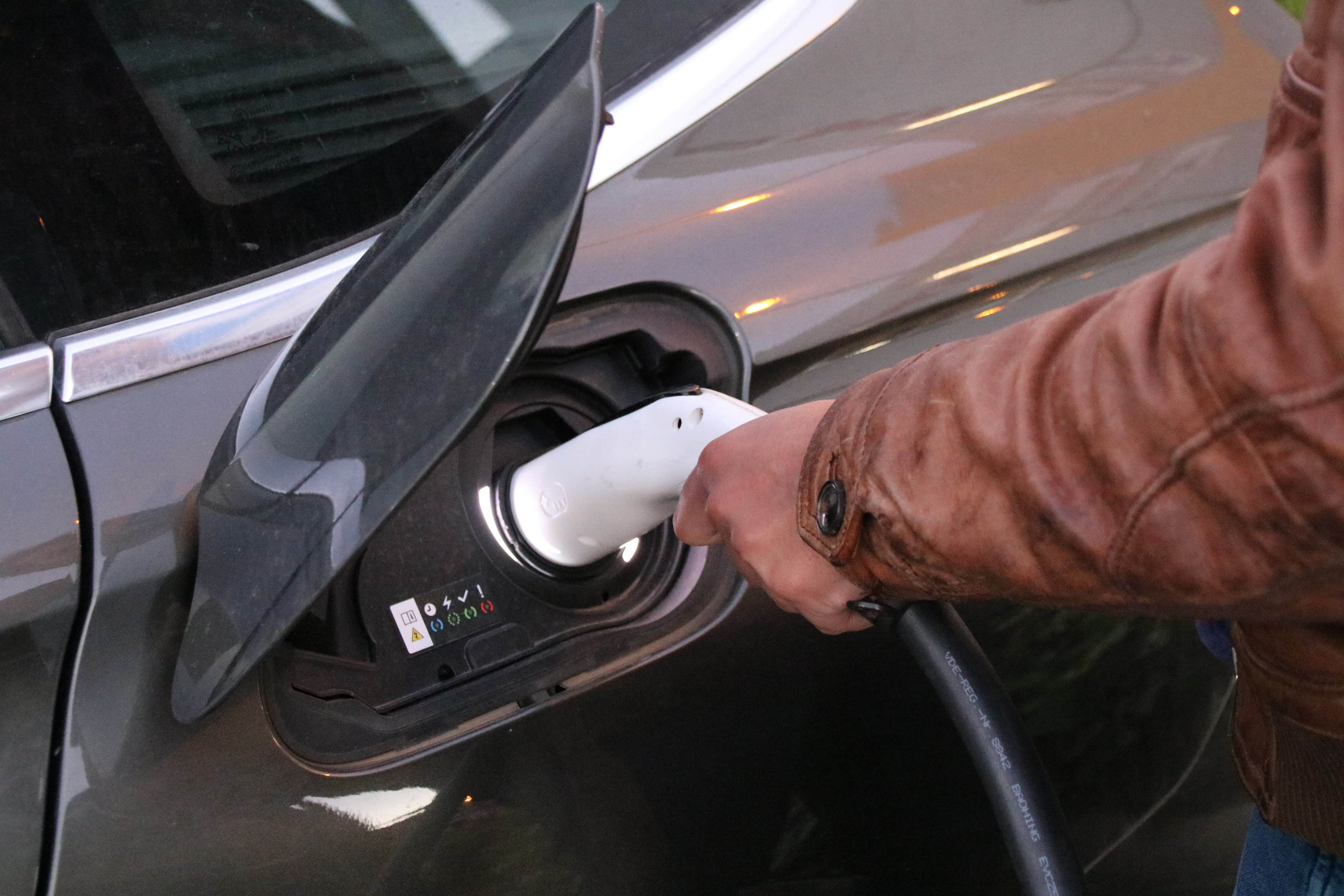 El Govern situarà 5.000 carregadors elèctrics als edificis públics i electrificarà el 90% de la flota en 4 anys