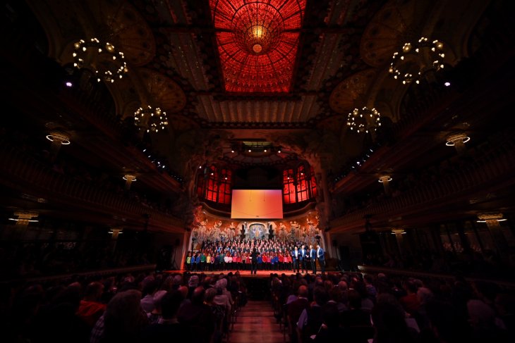 El concert de Sant Esteve reivindica la tradició catalana mentre viatja pel Nadal d’arreu del món