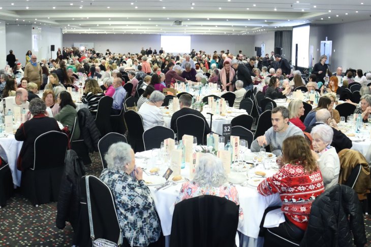 Prop de 600 persones celebren el Nadal en el dinar més multitudinari organitzat per Amics de la Gent Gran