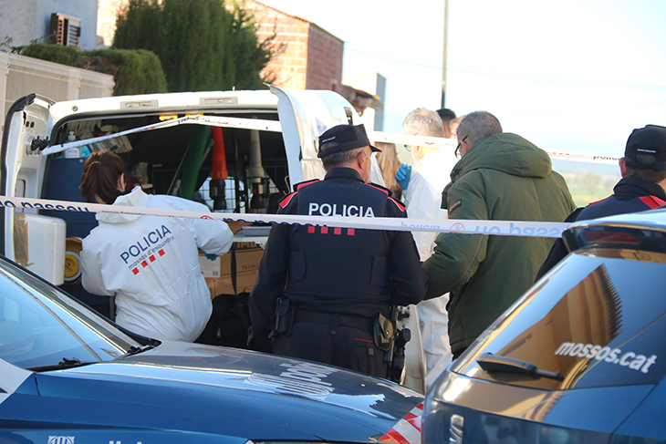 Els Mossos detenen el pare que presumptament ha matat el fill i apunyalat la mare a Bellcaire d’Empordà