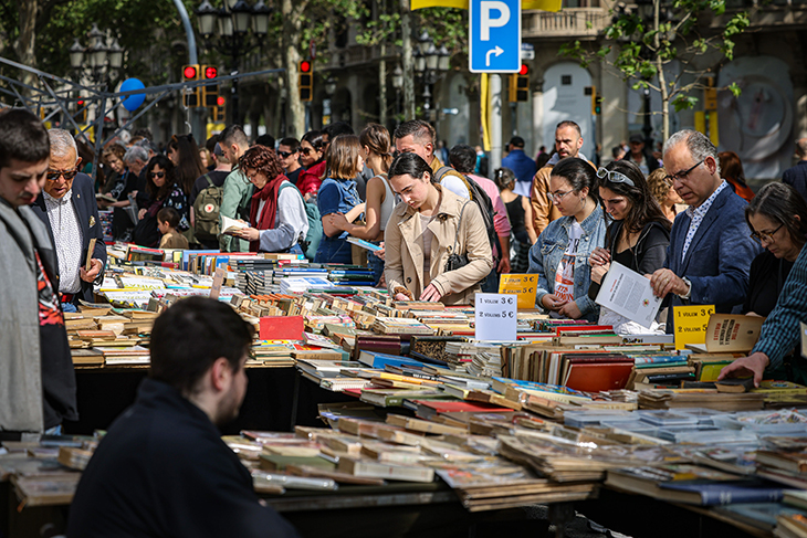 Primer Sant Jordi laborable després de la pandèmia: 7 milions de roses i 1,9 milions de llibres