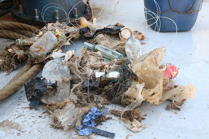 Els pescadors catalans omplen 11 camions cisterna amb 70.000 litres de deixalles marines del litoral durant el 2022