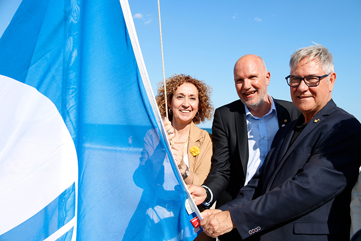 S'entrega la Bandera Blava a 96 platges i 24 ports del litoral català
