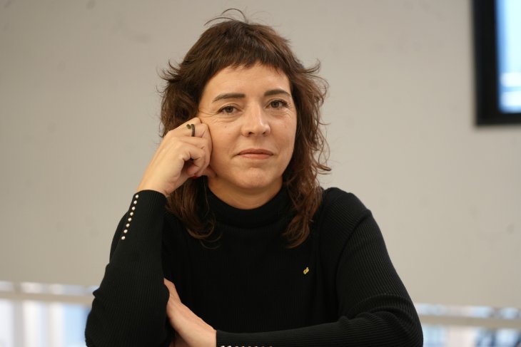 L'escriptora Núria Cadenes guanya el VII Premi Proa de novel·la amb 'Qui salva una vida'