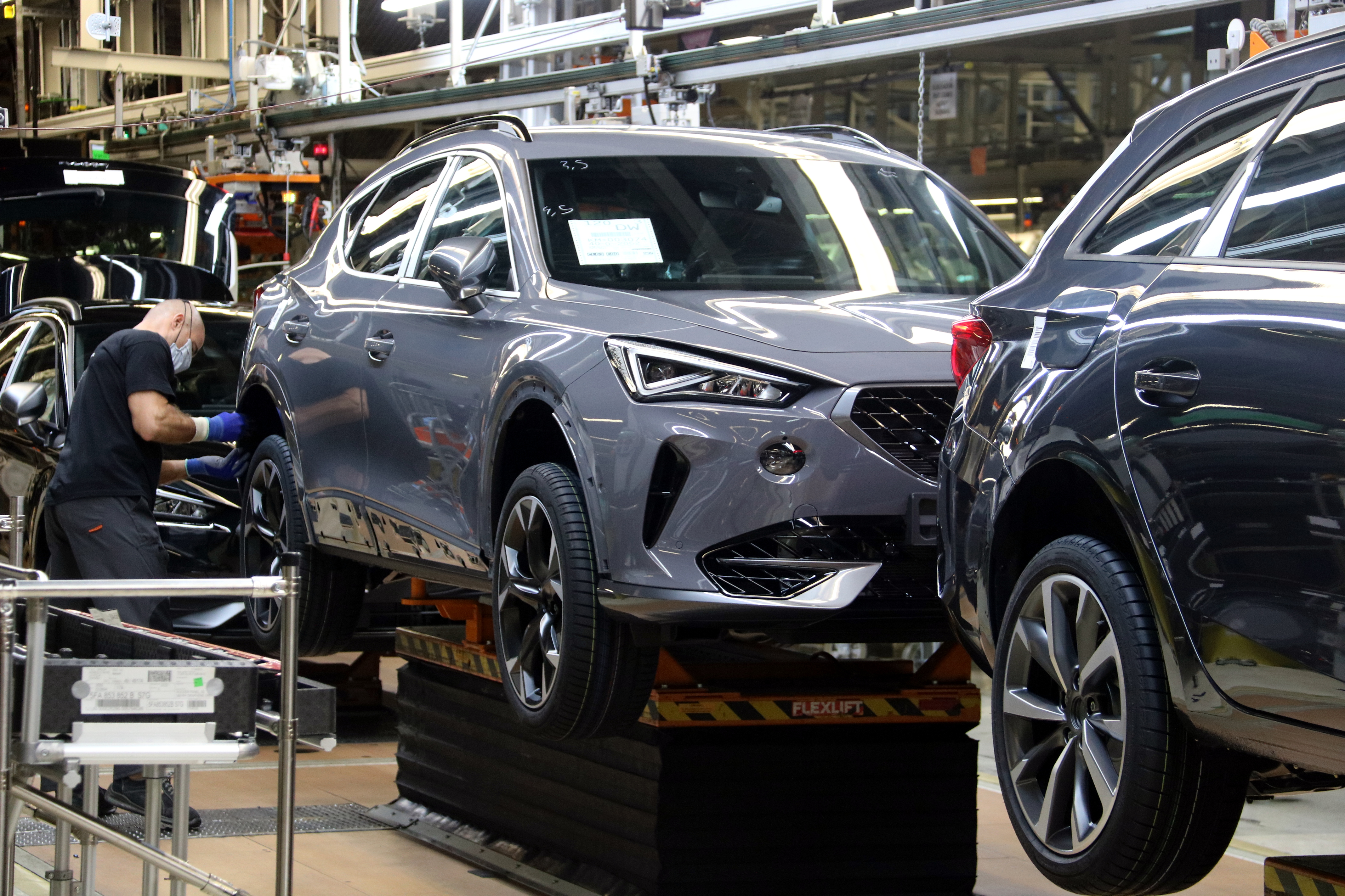 La producció d'automòbils cau un 18% al març per problemes de subministrament, segons Anfac