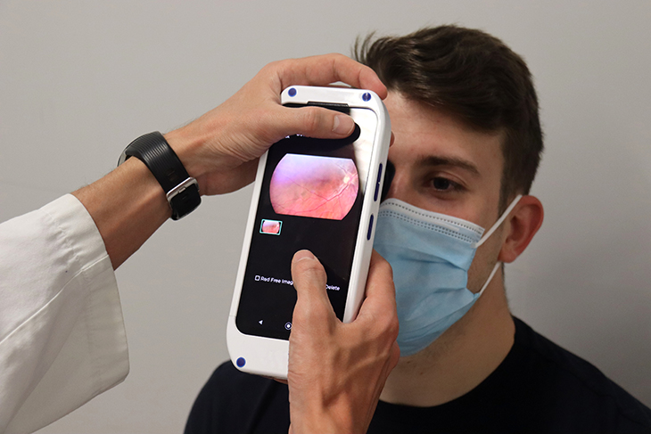Creen un sistema informàtic pioner que detecta la retinopatia diabètica amb intel·ligència artificial