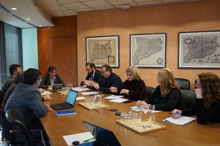 El Departament de Territori, Habitatge i Transició Ecològica i la Federació de Municipis de Catalunya (FMC) han acordat crear un grup de treball conjunt per desplegar la T-Mobilitat arreu de Catalunya. L'objectiu és que el municipalisme participi de forma coordinada del projecte per millorar-ne la implementació, atès que el transport urbà també podrà fer servir aquest títol de transport. El grup de treball participarà de totes les fases del desplegament per anticipar obstacles i complir les necessitats i expectatives del territori. També ajudarà a definir el nou model tarifari. L'òrgan es constituirà en les pròximes setmanes i es reunirà trimestralment. Estarà presidit per la directora general de Transports i Mobilitat, Susi López. El grup de treball estarà format per tècnics i representants del Departament i de l'FMC, tal com s'ha acordat en la reunió que s'ha celebrat aquest dimarts a la tarda entre la consellera Sílvia Paneque i el president de l'ens local i alcalde de Mataró, David Bote. A la reunió també hi ha hagut el vicepresident de l'FMC i alcalde de Mollerussa, Marc Solsona; la presidenta de la Comissió d'Habitatge de l'FMC i alcaldessa de Vilajuïga, Joana Cobo; la presidenta de la Comissió de Mobilitat de l'FMC i alcaldessa de Térmens, Concepció Cañadell, i la secretària general de l'FMC, Susanna Mérida. Paneque ha recalcat que l'òrgan neix amb la voluntat de "recollir les sensibilitats, les inquietuds i les propostes dels pobles i ciutats" i ha considerat "necessari" desenvolupar "aquest projecte tan important per la mobilitat del país de forma coordinada amb els municipis". Al seu parer, escoltar el territori i fer-lo partícip "és la forma de garantir l'èxit de la implementació de la T-Mobilitat". La T-Mobilitat permetrà accedir a qualsevol mitjà de transport públic col·lectiu de Catalunya amb una única targeta, amb un sistema que afavorirà l'ús recurrent. Actualment s'està desplegant la tecnologia del nou sistema d'integració tarifaria, amb la intenció d'implementar-lo durant aquesta legislatura.