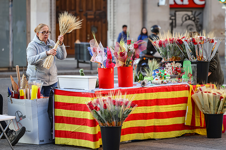 Carrers plens des de primera hora i cues per aconseguir signatures en una celebració de Sant Jordi massiva
