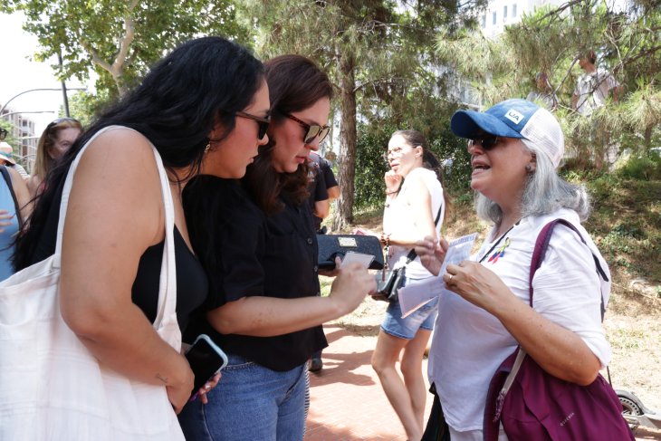 Centenars de Veneçolans exerceixen el seu dret a vot a Barcelona per "una Veneçuela lliure i sense lligams"