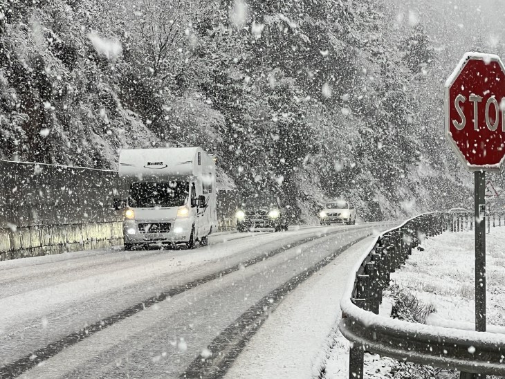 La neu cau amb intensitat al Pirineu i ja afecta una trentena de carreteres