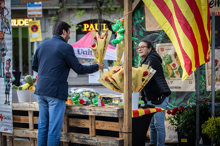 Carrers plens des de primera hora i cues per aconseguir signatures en una celebració de Sant Jordi massiva