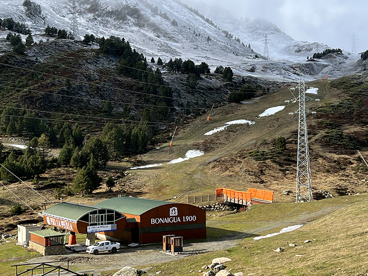 El sector turístic preveu ocupacions d'entre el 70% i el 100% al Pirineu i l'interior en un pont més curt i sense neu