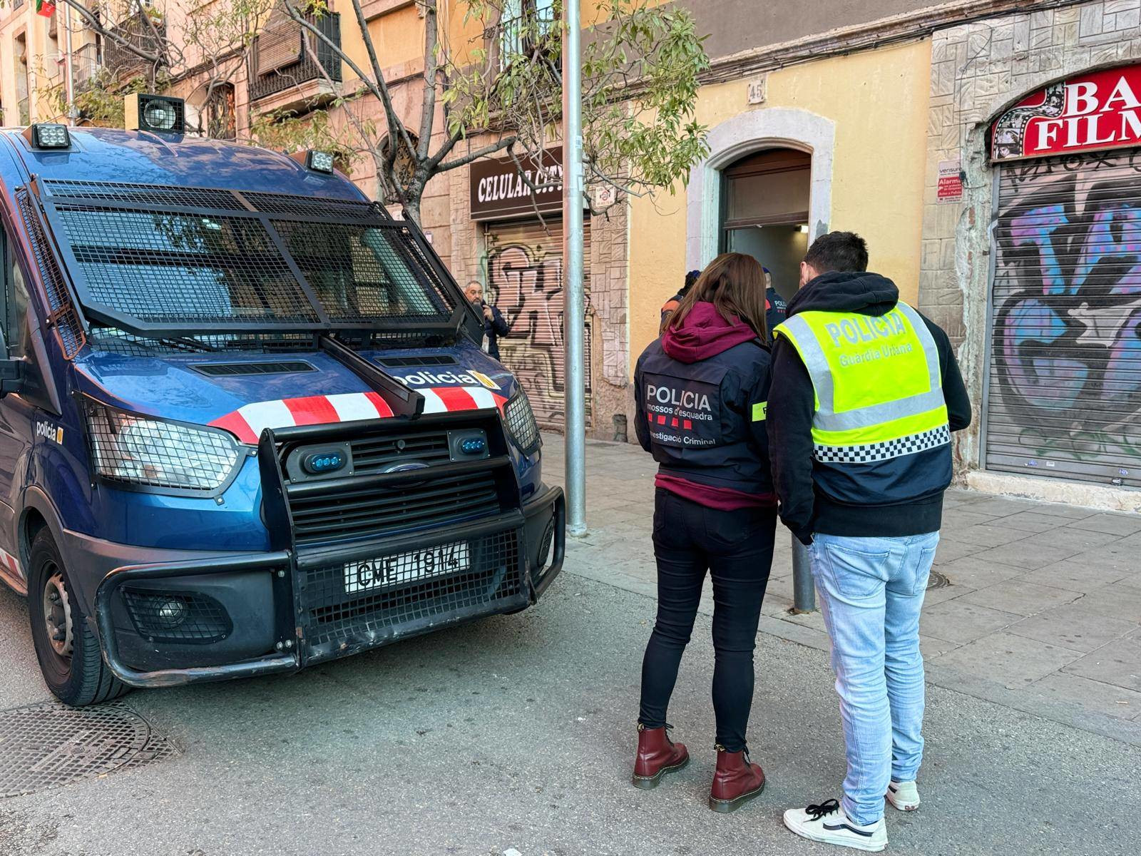 En marxa un dispositiu policial contra un grup criminal assentat a Barcelona dedicat al tràfic d'éssers humans