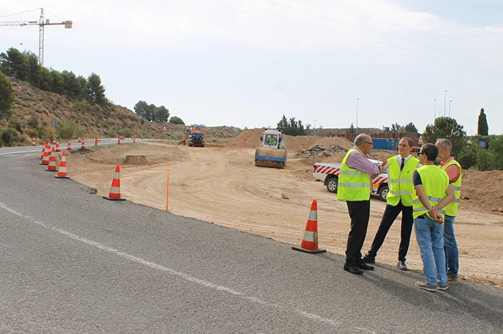 El projecte de pressupostos del Govern 2024 preveu una inversió de 154,5 MEUR a les comarques de Ponent, un 10,4% més que l'any passat. Són el 7,9% de la inversió territorial a tot Catalunya. Les partides més elevades van pel canal Segarra-Garrigues, amb 28,4 milions, l'estació d'autobusos de Lleida amb 19,9 MEUR, la conservació de carreteres amb 12,7 milions, la millora de material i instal·lacions ferroviaris de la línia Lleida-La Pobla amb 12,7 MEUR, la nova comissaria de Mossos de Mollerussa amb 4,4 milions, el bloc quirúrgic de l'Arnau de Vilanova amb 7 milions, o les escoles del Poal (1,3M€) i Albesa (1,5 M€) entre d'altres. La despesa per habitant se situa en els 415 euros, per sobre de la mitjana catalana que és de 248 euros.  La delegada de Govern a Lleida, Montse Bergés, ha destacat "l'alt component social i la incidència en la cohesió territorial" dels comptes, que haurien de permetre desenvolupar "fortaleses i oportunitats" a les terres de Lleida en el camí que institucions i agents econòmics i socials han traçat per dur a terme "la transformació econòmica i social del territori".  La xifra inversora corresponent a les comarques lleidatanes inclou la inversió real prevista (122,9 milions d'euros, un 11,5% més que el 2023), més les transferències de recursos a altres agents o transferències de capital (8,7 milions) i 22,8 milions provinents de romanents d'INFRACAT (principalment fons NGEU no executats el 2023) que s'incorporaran al pressupost de 2024. Les obligacions plurianuals compromeses fins al 2027 pugen un total de 135,6 MEUR.  Per comarques, el Segrià és la que s'emporta més pressupost amb 81,7 M€, seguida de la Noguera amb 18,2 M€, el Pla d'Urgell amb 17 M€, l'Urgell amb 15,8 M€, la Segarra amb 12,4 M€ i les Garrigues amb 9 M€.  Més inversió en transport, infraestructures agràries i seguretat  En transports, la inversió creix 11,4 M€, passant de 40,1 a 51,5 milions. La nova estació d'autobusos de Lleida, amb 19,9 M€, s'endú la partida més gran, mentre que a la conservació de carreteres s'hi destinaran 12,7 milions i els recursos per a la línia Lleida-La Pobla i altre material i instal3lacions ferroviàries s'aproparan als 14,5 milions. A la nova estació d'autobusos de Tàrrega s'hi destinaran 1,1 M€.  Pel que fa a les infraestructures agràries, principalment regadius i ordenació parcel·lària, la inversió augment 1,5 milions per arribar als 31,4 MEUR. El canal Segarra-Garrigues rebrà una injecció de 28,4 M€. A la modernització de Pinyana Sector 5 Bassa Canet s'hi assignen més de 900.000 euros i al canal d'Urgell, 664.000 euros.  La inversió en seguretat se centra bàsicament en la nova comissaria de Mossos d'Esquadra a Mollerussa i passa dels 3,7 M€ a 4,4M€.  A banda d'aquestes inversions, el Govern també destaca les que es destinen a altres àmbits. En educació, es preveuen les obres d'ampliació de l'escola Arnau Berenguer del Palau d'Anglesola (1,6 M€), la nova construcció de l'escola l'Alber d'Albesa (1,5 M€), la de l'escola El Roser – Zer Plaurcén del Poal (1,3 M€), l'ampliació de l'escola Mont-Roig de Balaguer (1,2 M€) i la de l'escola Marinada de Vilanova de Bellpuig (1 M€).  Les actuacions en salut, que freguen els 10 M€, se centren en el bloc quirúrgic de l'Hospital Universitari Arnau de Vilanova (7 M€), en les obres de millora a l'Hospital Santa Maria (1,1 M€), en la construcció del nou CAP d'Almenar (1,8 M€) i en l'ampliació del de Tàrrega (1,3 M€).  L'aeroport de Lleida-Alguaire comptarà amb inversions per valor de 4 M€ per continuar desenvolupant-se com un referent internacional d'activitat econòmica i de recerca en nous sectors d'activitats emergents (hub d'energia verda, NewSpace) i en la formació per a l'aviació del futur.  Increment del 69,3% del Fons de Cooperació Local  Si el Parlament els aprova, els nou comptes destinaran 17,1 M€ del Fons de Cooperació Local (FCL) a millorar el funcionament dels governs locals, una quantitat que supera en un 69,3% la de l'any passat. El suport al món local també preveu 4,2 milions en bestretes per al Pla Únic d'Obres i Serveis de Catalunya (PUOSC); 18,46 milions per al contracte programa de drets socials amb ens locals, un 3,1% més que el 2023; 3,7 milions per a polítiques d'igualtat i feminismes amb governs locals; i 3,3 milions per desplegar la fibra òptica.  Addicionalment, es transferirien 42,4 milions a la Universitat de Lleida (UdL), 498.400 a FiraTàrrega, 310.00 euros al Consorci del Turó de la Seu Vella, i 300.000 euros a AGROTECNIO, entre d'altres.  Inversions destacades per comarques  A les Garrigues destaca la inversió pel canal Segarra-Garrigues que puja a 5,6 milions i la conservació de carreteres que serà de 1,2 milions. També hi ha la instal·lació fotovoltaica a l'IES Fontanelles de les Borges Blanques per un valor de 153.185 euros i el desplegament de la fibra òptica troncal per 125.183 euros.  A la Noguera les inversions pel Segarra-Garrigues pugen a 5,6 milions també, i la de la línia Lleida – La Pobla a 3,6 milions. La conservació i millora de carreteres està prevista en 2,6 M€, l'ampliació de l'escola Mont-Roig de Balaguer en 1,2 milions i el desplegament de la fibra en 921.757 euros.  Al Pla d'Urgell, a banda de la inversió en la comissaria de Mossos, l'escola del Palau i el Poal i la de Vilanova de Bellpuig, també hi ha 1,7 milions per material ferroviari i 1,2 milions per carreteres.  A la Segarra, la inversió pel canal també es preveu en 5,6 milions, mentre que per carreteres seria de 3,8 MEUR i per a material ferroviari 1,7 milions. El desplegament de la fibra pujaria a 629.654 euros i s'hi inclou una partida de 450.000 euros per a obres al Museu de Guissona.  Al Segrià, a banda de les inversions mencionades, també hi ha 3,9 milions per a material i instal·lacions ferroviàries i 3,5 milions per a la línia de la Pobla. Als pressupostos hi figuren 3,3 milions per a la construcció d'un alberg per a temporers a Lleida tot i que l'actual equip de govern del PSC va descartar fer-lo. La comarca també rebria 1,8 milions per a la construcció del CAP d'Almenar i 2,7 milions per inversions a la presó de Ponent.  Finalment, a l'Urgell, les inversions en el canal Segarra-Garrigues també serien de 5,6 milions. S'hi afegeixen 1,7 milions per al polígon Boscarró Nord-Sud de Tàrrega; 1,3 milions per al CAP de Tàrrega; 1,2 M€ en carreteres; 744.905 euros per obres a l'Institut Lo Pla d'Urgell de Bellpuig; 664.305 euros en la modernització del canal d'Urgell i 481.378 euros en el desplegament de la fibra òptica.  Amb els romanents d'Infraestructures de Catalunya, que a Ponent pugen a 22,8 M€ es finançaran, entre d'altres, la nova estació d'autobusos de Lleida (12,2 M€), la nova comissaria de Mollerussa (4,6 M€), la nova base dels Agents Rurals a Balaguer (1,9 M€), la nova estació d'autobusos de Tàrrega, 1,1 M€, i les obres del magatzem i taller del Centre Educatiu El Segre de Lleida (1 M€).